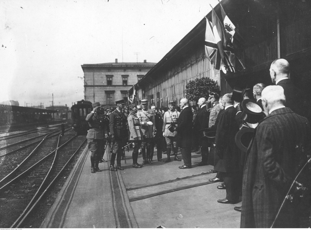 Międzysojusznicza Komisja Rządząca i Plebiscytowa na Górnym Śląsku - przyjazd na Śląsk przewodniczącego Komisji generała Henri Le Rond. Powitanie na dworcu kolejowym, źródło: Narodowe Archiwum Cyfrowe, data wydarzenia: luty 1920 roku, sygnatura: 1-H-413.